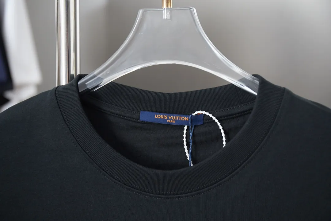 🅿️190 1V 25SS early spring new style Eiffel Tower river pattern short-sleeved, light luxury, essential item for daily commuting for men and women Correct version Welcome to compare Detailed features · 320g 100% pure cotton double yarn jersey fabric · Special thickened 32 pieces of double-strand 1X1 thread in the same vat custom dyeing · Digital direct injection of Eiffel Tower, bridge dyeing, river pattern printing • Turtle back design, letter logo and koi fish 🐟 embroidery · Double-needle stitching across seams · Original main mark, washed tag, branded moisture-proof paper packaging Color: White/Black/Pink Size: S/M/L/XL